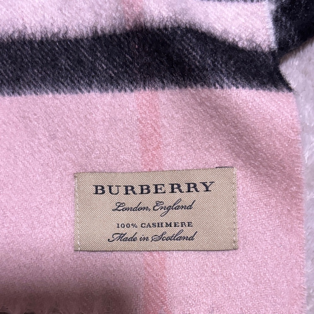 Burberry Cashmere Blush Pink & Black Check Fringed Scarf… NWOT… 12x72 Inches - Picture 2 of 3